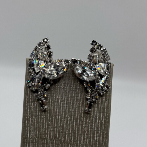 Vintage Silver Rhinestone Weiss ClipOns - Picture 2 of 5
